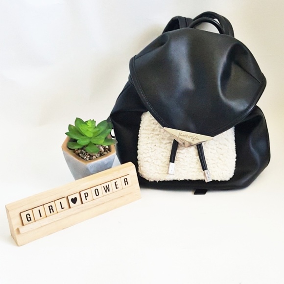 Kendall & Kylie Handbags - 🛍 $24 ⬇️Kendall & Kylie Plush Life backpack